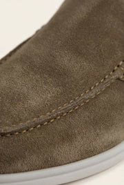 catalog-src:f8f62eb59ae3 Olive Suède Yacht Mule